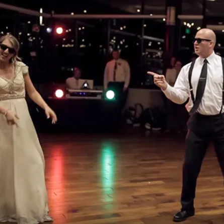 «رجل وابنته» أدهشوا الحضور برقصتهم أثناء الزفاف!