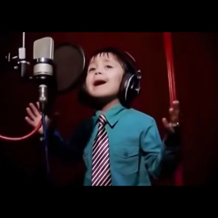 طفل في السادسة يُذهل الملايين بغنائه لـ «ويتني هيوستن»