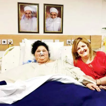 بالصور.. والدة هريثيك روشان تزور المصرية إيمان أسمن إمرأة في العالم