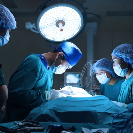 بالصّور والفيديو..قصّة نجاح عمليّة زرع وجه جديد بفضل طبيب عربي الأصل ورجل أعمال سعودي