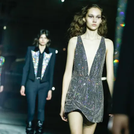 بداية قوية لأسبوع الموضة في باريس مع "سانت لوران"