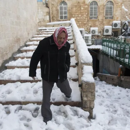 الثلج يشكل خطراً على حياة الرجل