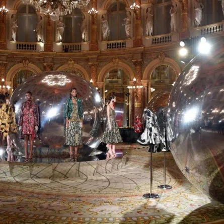 أسبوع باريس في يومه الأول: مصممة دار "بول كا" تحتفي بالمرأة الباريسية