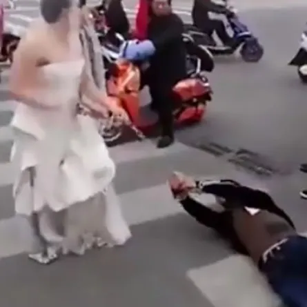 بالفيديو .. تخطف عريسها وتقيده بالسلاسل ليلة الزفاف لإجباره على الزواج