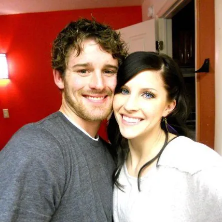 بالصورة.. جنين يشير لوالديه من داخل الرحم