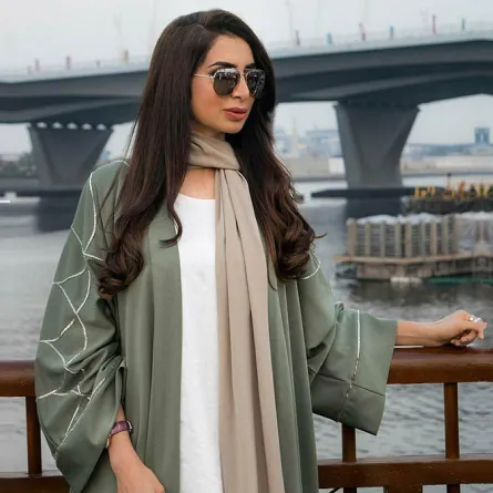 الأخضر يلون عبايتك هذا الموسم