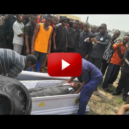 بالصّور والفيديو.. فتح تّابوت واحتجاز جثّة قبل الدفن، لماذا؟