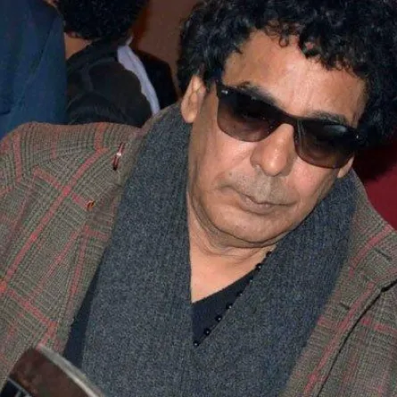 بالصور: محمد منير يعود للقاهرة بعد رحلة علاج طويلة