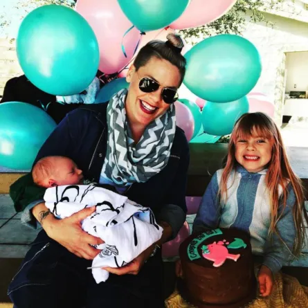 إبن بينك وكاري هارت يذيب القلوب!