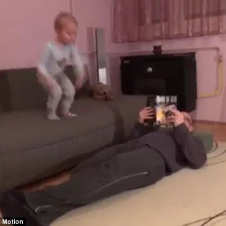 بالفيديو: طفل يوجه ضربة قاسية لوالده في "مكان حساس"