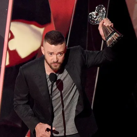 تعرفوا على لائحة الفائزين في حفل iHeartRadio