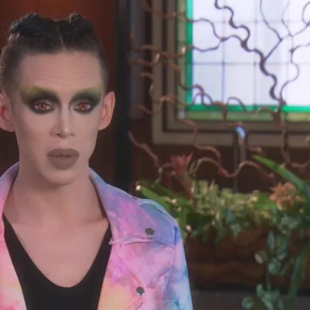 110 جراحات تجميلية تحوِّل شاباً إلى كائن فضائي