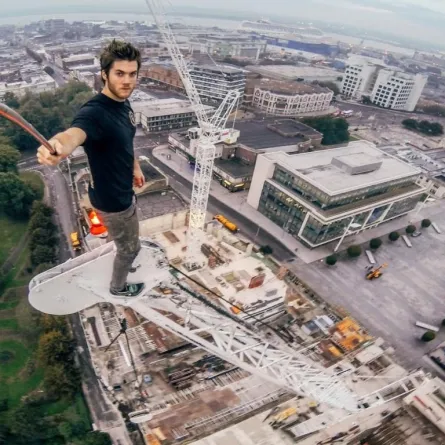 استدعاء مغامر بريطاني بعد محاولة تسلق رافعة