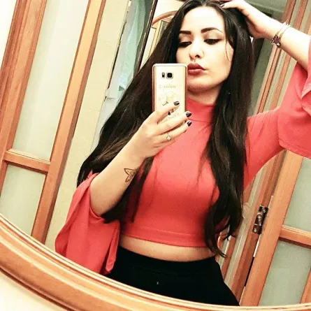 بالفيديو :كاميليا ورد بـ"لوك" جريء وأغنية جديدة قريباً