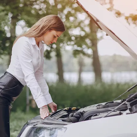 4 أشياء يجب على كل امرأة أن تعرف إصلاحها في سيارتها