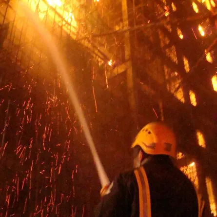 هربت من حريق بالقفز من الدور الـ8 فـ"نجت"!