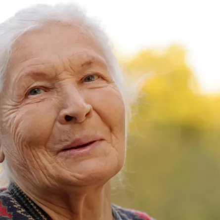 مدرسة تشترط ألا يقل عمر الطالبة عن 60 عاماً!