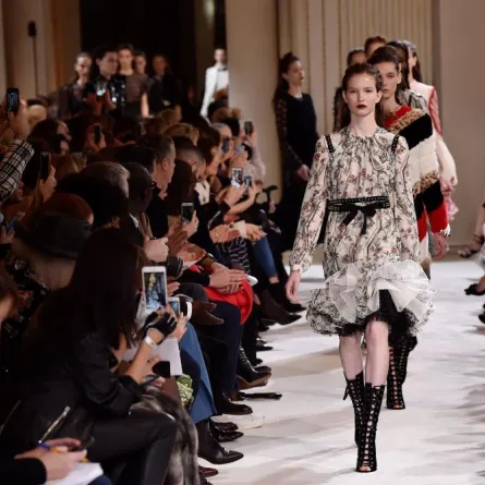 أسبوع باريس في يومه السابع: أنوثة راقية وخامات ربيعية