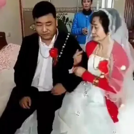 بالفيديو .. ردة فعل شاب قدمت له عروسه العجوز خاتم الزواج