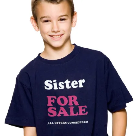 ملابس تحوي كلماتٍ بلغات غربية.. احذري شراءها لطفلك