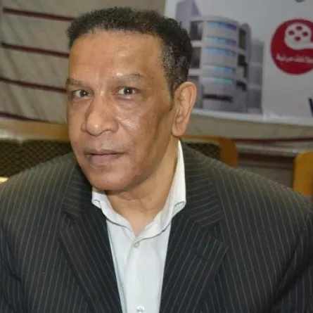 رغم التحذيرات الطبية: نقل الفنان محمد شرف إلى القاهرة اليوم