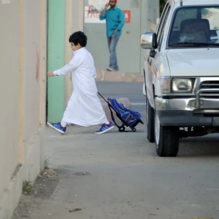 معلم بشخصية "رجل مرور" ليضمن سلامة طلابه