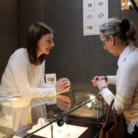 معرض لندني يقدم آخر ابتكارات الصياغة والمجوهرات