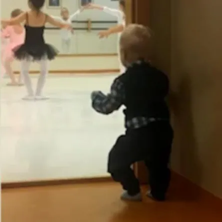 بالفيديو .. طفل يقلد شقيقته أثناء رقصها الباليه بطريقة طريفة