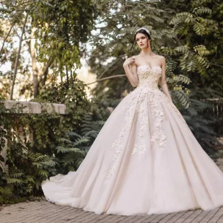 أنطوان القارح يطلق مجموعة فساتين عروس 2017