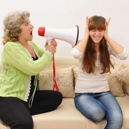 5 دقائق مذهلة تلخص علاقة حماة بزوجة ابنها