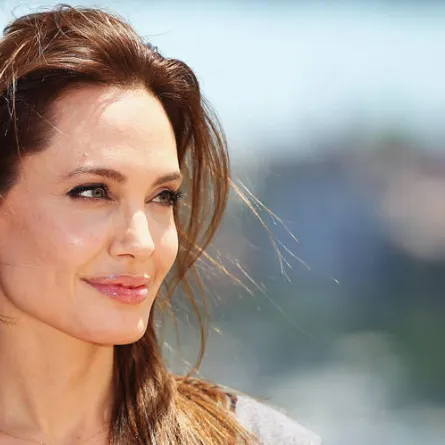 بعد الطلاق... أنجلينا جولي تسعى لتبنّي أطفال جدد