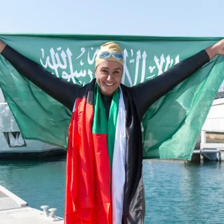 سباحة سعودية تعبر خور دبي لدعم العمل الإنساني