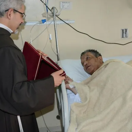 الصور الأولى للفنان محمد شرف بعد جراحة في القلب