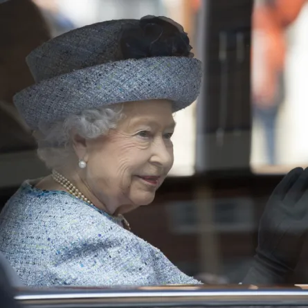 ما هي الشيفرات التي ترسلها الملكة إليزابيث من حقيبتها؟