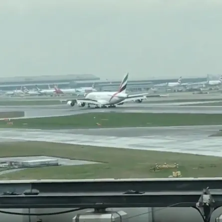 هبوط اضطراري لطائرة إماراتية في لندن