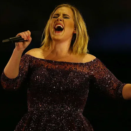 بالفيديو: أديل تقبّل يد محجبة..وصورة تثير الجدل حول حملها