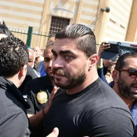 بالصور: خالد سليم يشيّع جثمان والده بالدموع وسط غياب تام للنجوم