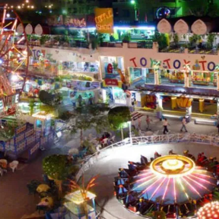 بالفيديو.. الضحكات تتحول الى صرخات رعب لحظة سقوط لعبة ملاهي