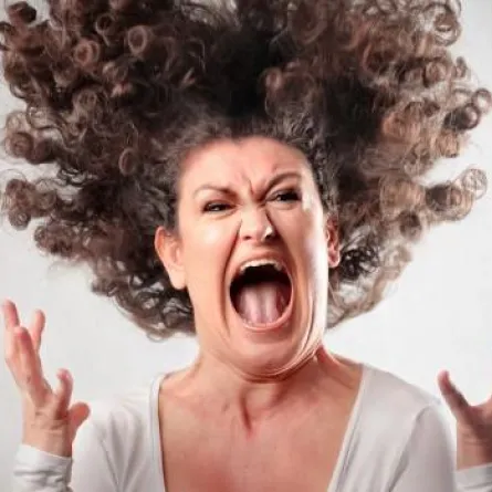 بالفيديو.. إمرأة شرسة تصارع الرجال بملهى ليلي