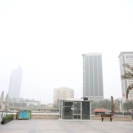 بالصور.. عاصفة غبارية تحجب الرؤية في دبي