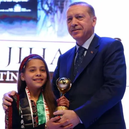 الرئيس التركي يكرم أصغر صحافية فلسطينية
