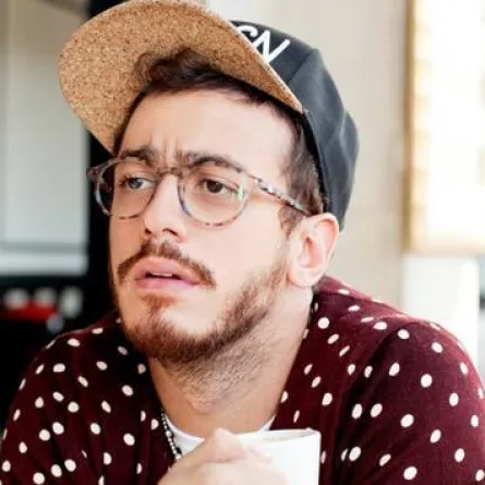 كيف علقت والدة سعد المجرد على أخبار براءته؟