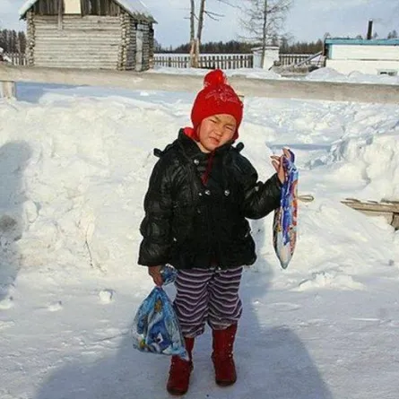 طفلة تسير 8 كيلومترات وسط الثلوج لإنقاذ جدتها!