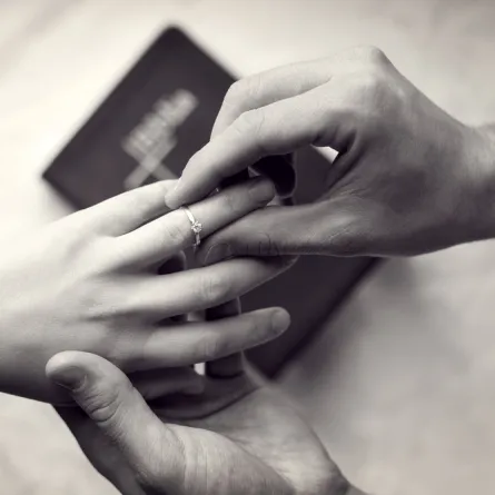 يعدني بالزواج كل مرة ثم يختفي.. كيف أتصرف؟