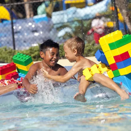 "ليجولاند ووتر بارك" عروض جانية لمن يرتدي الأصفر