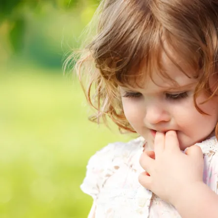 بالفيديو .. أم قاسية تترك طفلتها الصغيرة داخل متجر وتهرب