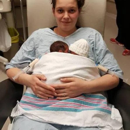 غلبها النعاس وهي تطعم طفلاً حديث الولادة... فماذا حصل؟