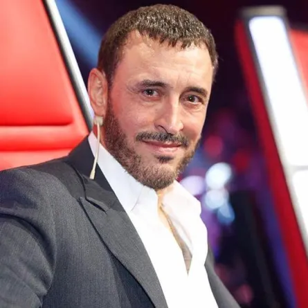 بالفيديو: بعد تمارين عمرو دياب العنيفة.. كاظم الساهر يسير على يديه