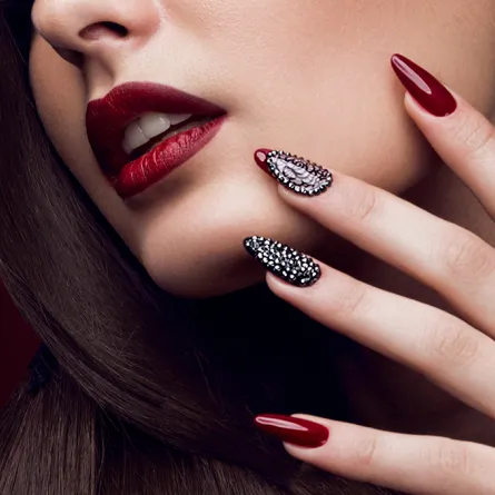 تعلمي الطريقة الصحيحة لطلاء الأظافر كصالونات التجميل