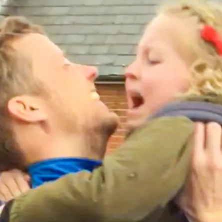 ردة فعل مؤثرة لطفلة ترى والدها بعد فراق 4 شهور